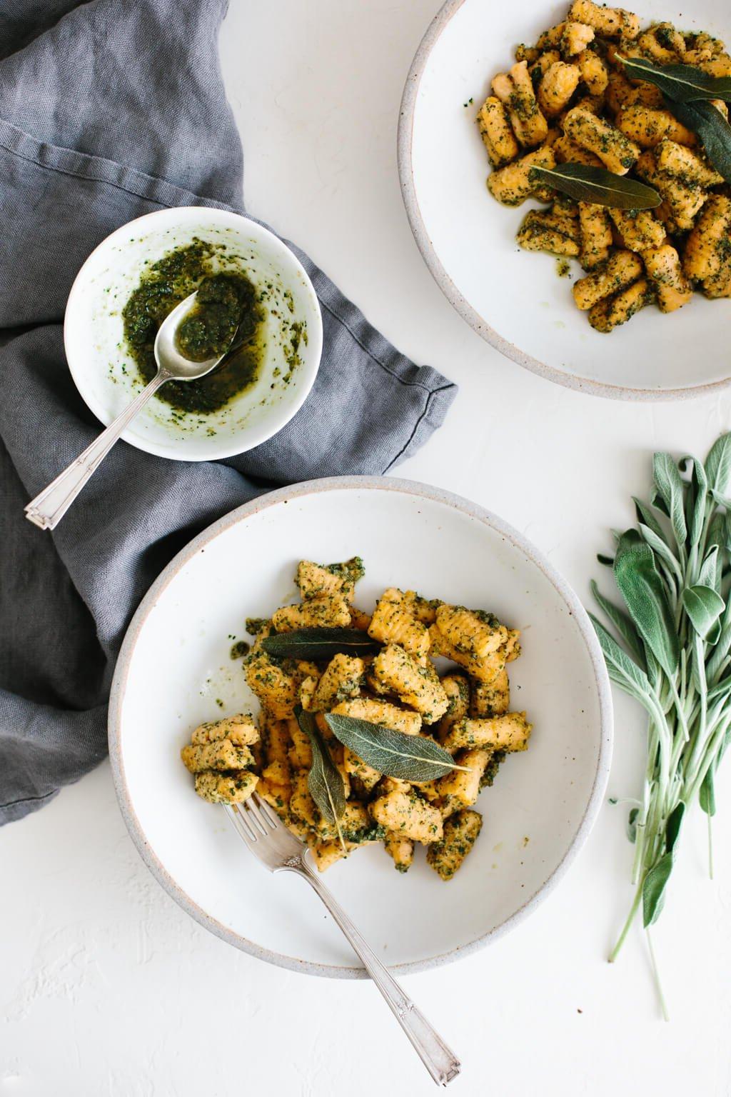 Über 15 Süßkartoffel-Rezepte zum Verlieben 12 (glutenfrei, Paleo) Süßkartoffel-Gnocchi mit einem köstlichen Salbei-Walnuss-Pesto. Es ist das perfekte herzhafte und sättigende Gericht für Herbst und Winter.