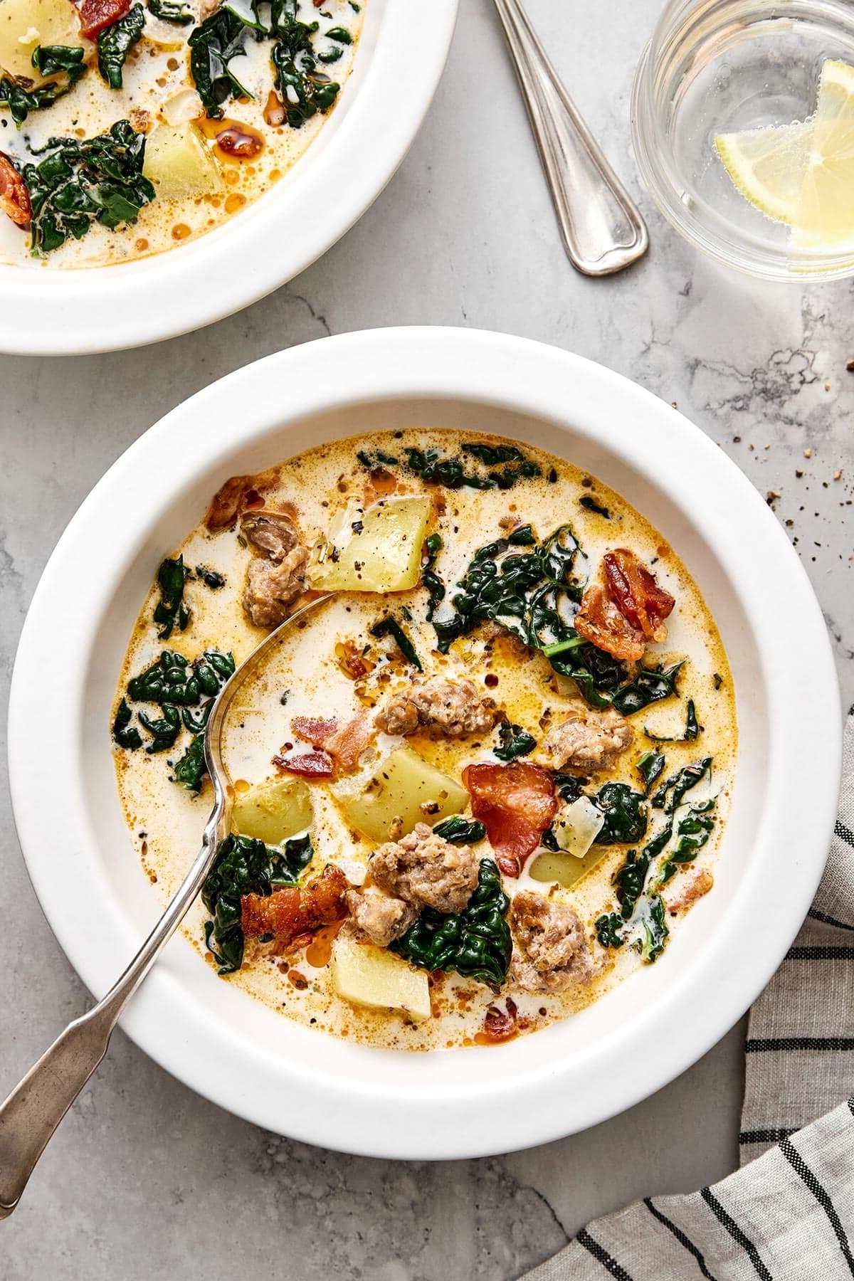 20+ Beste Suppenrezepte für Körper und Seele 13 Schalen mit Zuppa Toscana Suppe.