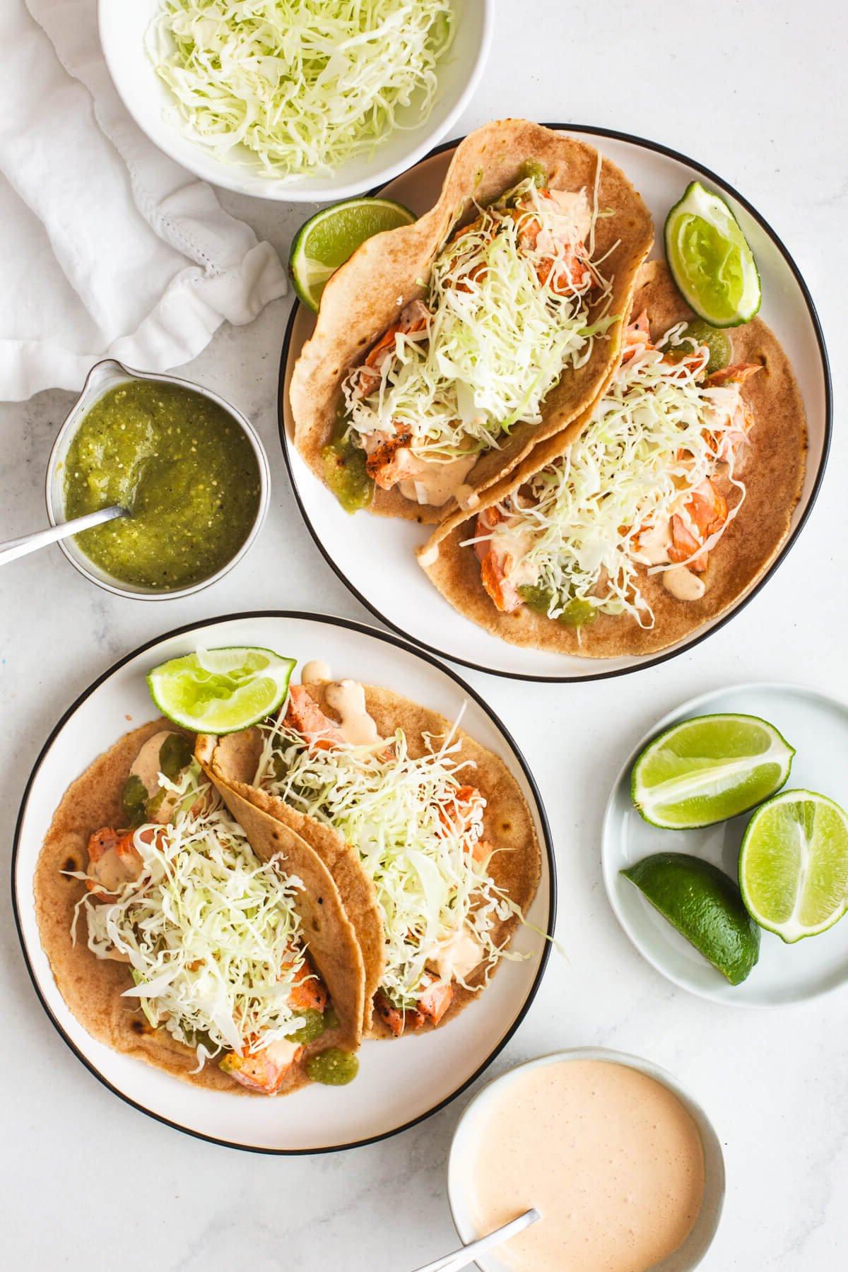15+ einfache Grillrezepte für den Sommer 13 Gegrillte Lachs-Tacos auf zwei Tellern