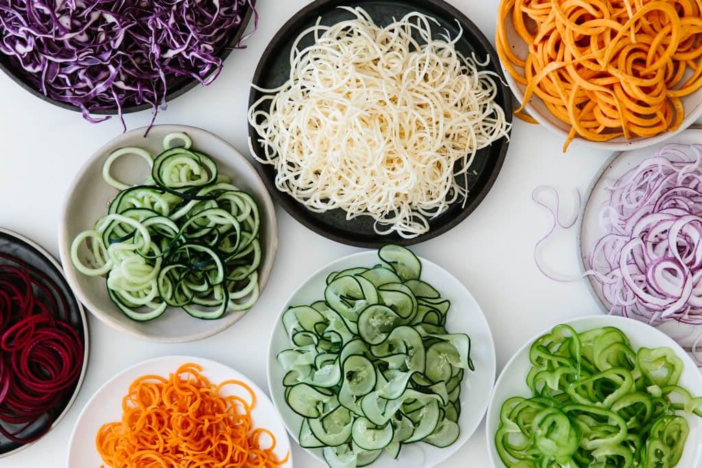 Der Spiralizer ist eines meiner Lieblingsküchengeräte. Hier sind meine bevorzugten Gemüsesorten zum Spiralisieren, Spiralizer-Tipps und Rezepte. Lernen Sie, wie man spiralisiert – es ist ganz einfach!