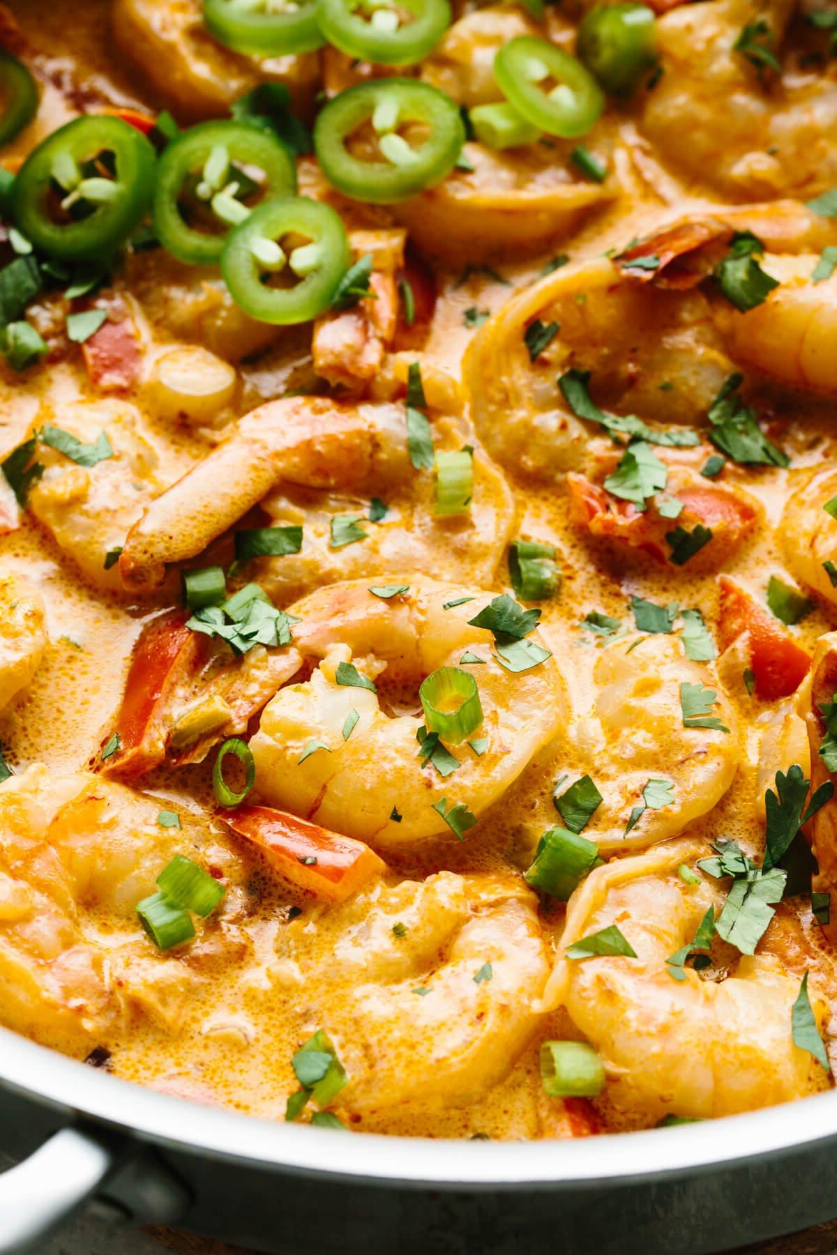 10+ beste Garnelenrezepte 13 Nahaufnahme von cremigen Chipotle-Garnelen in der Pfanne.