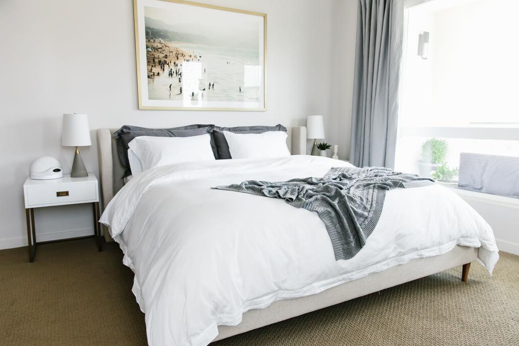 Mein modernes und minimalistisches Schlafzimmerdesign und -dekor. Mein Einrichtungsstil ist eine Mischung aus Minimalismus, Mid-Century Modern, Skandinavien und SoCal-Flair.