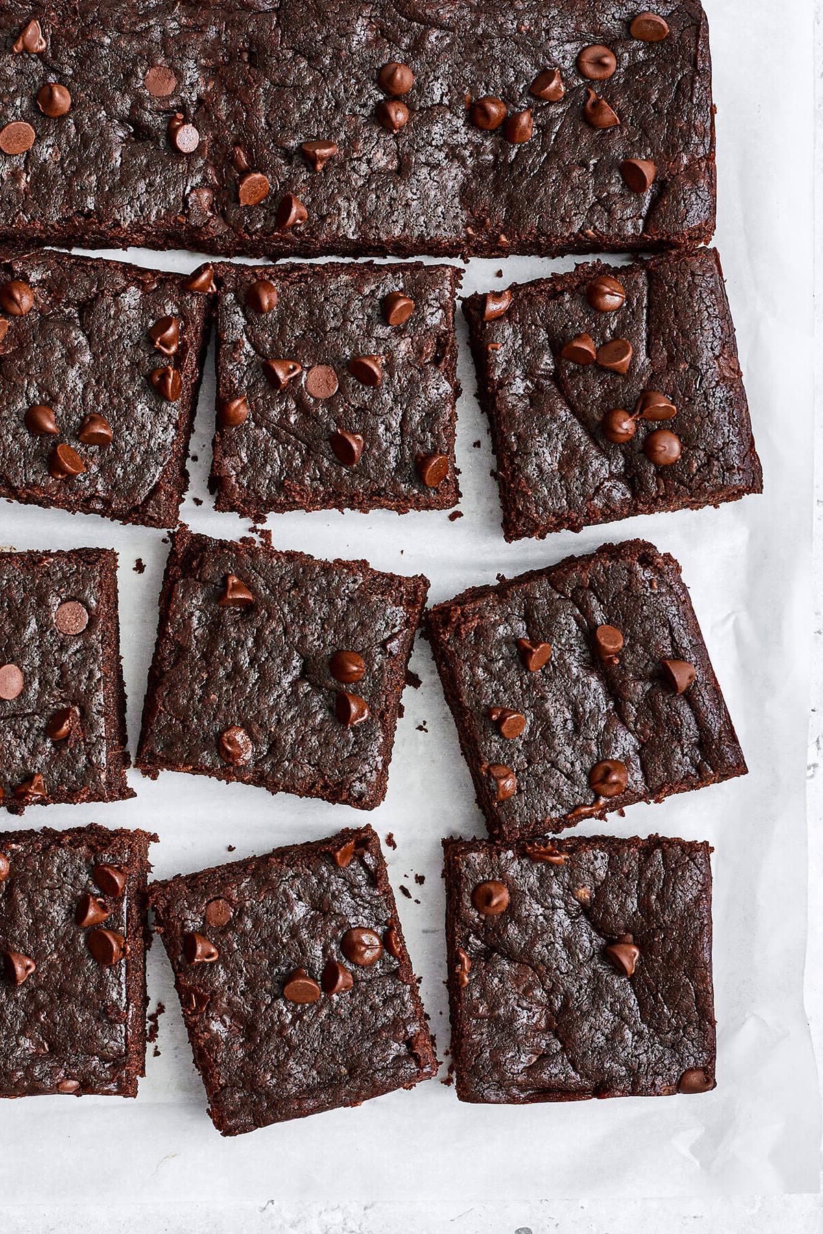 Über 15 Süßkartoffel-Rezepte zum Verlieben 13 Süßkartoffel-Brownies auf Backpapier.