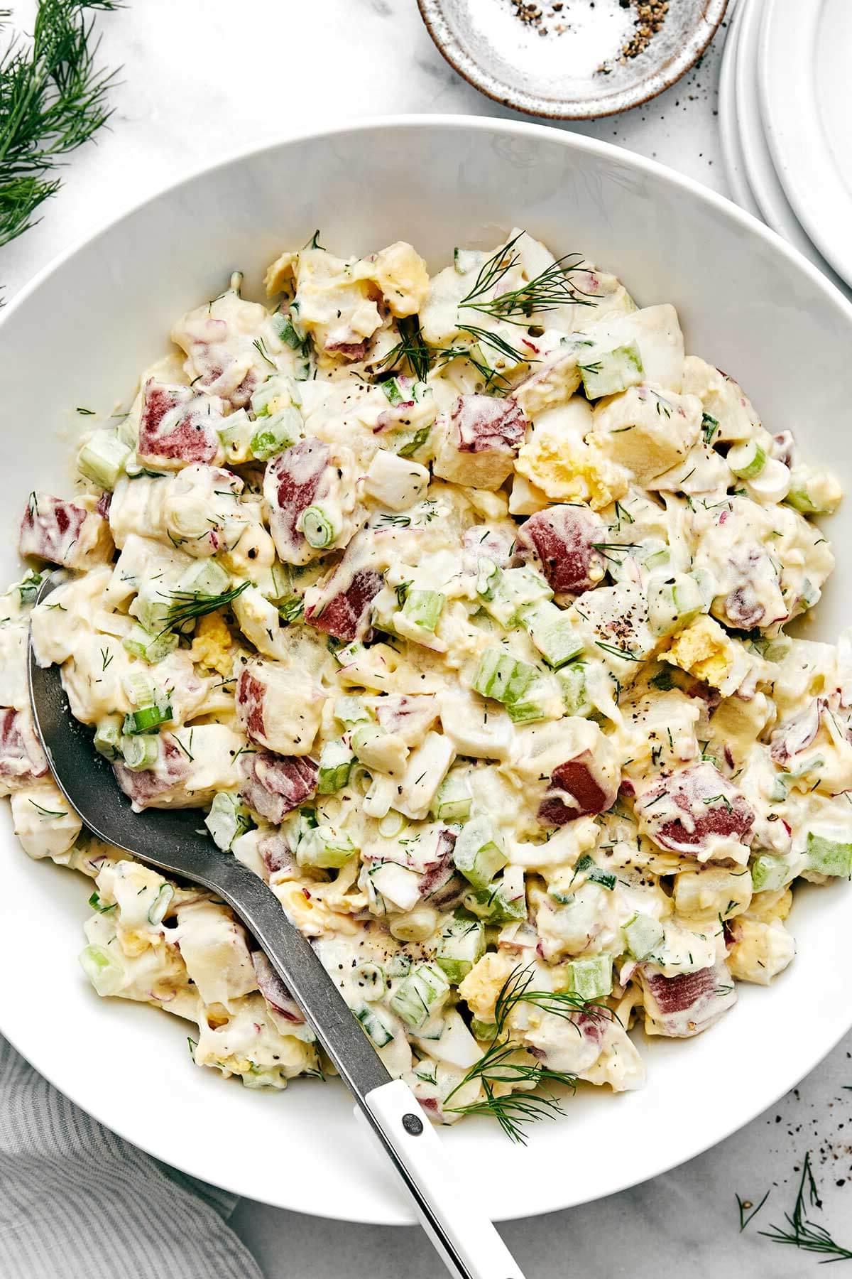 Über 30 festliche Rezepte zum 4. Juli 13 Eine große Schüssel klassischer Kartoffelsalat.