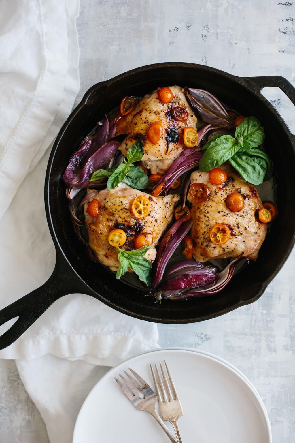 10+ Beste Hähnchenschenkel-Rezepte 14 Dieses One-Pan-Hähnchen mit Basilikum ist ein einfaches, geschmacksintensives Gericht. Rote Zwiebeln und geschnittene Kumquats werden beim Braten herrlich süß.