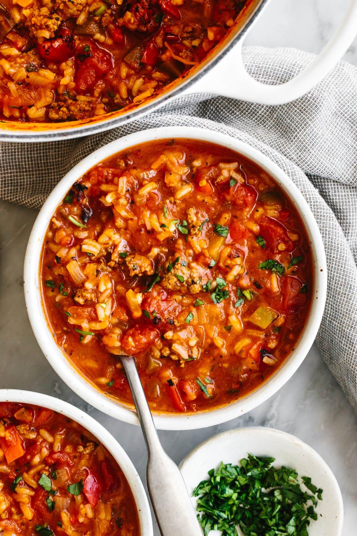 20+ Beste Suppenrezepte für Körper und Seele 14 Eine Schale gefüllte Paprikasuppe neben einer Serviette
