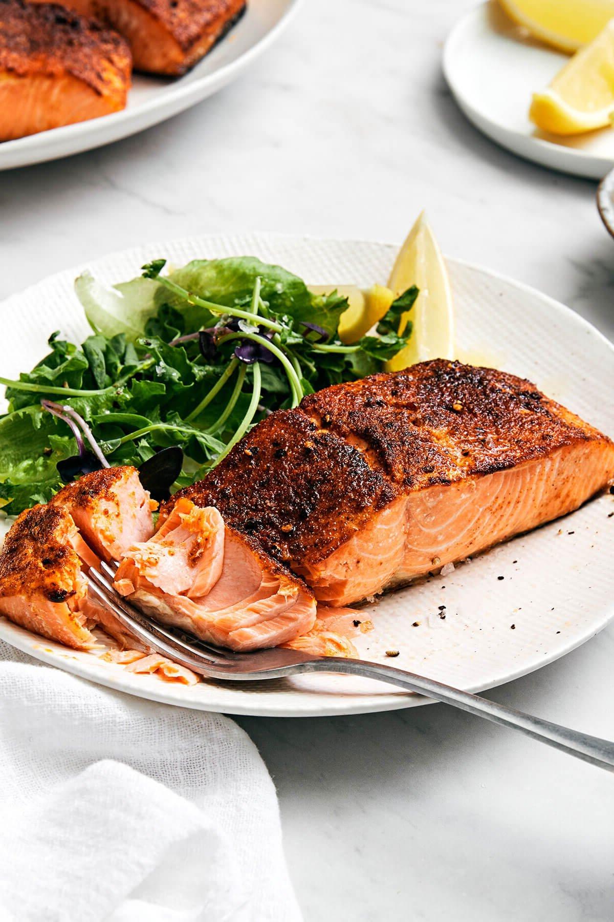 Die 20+ besten Lachsrezepte 13 Lachs aus der Heißluftfritteuse auf einem Teller mit einer Gabel.