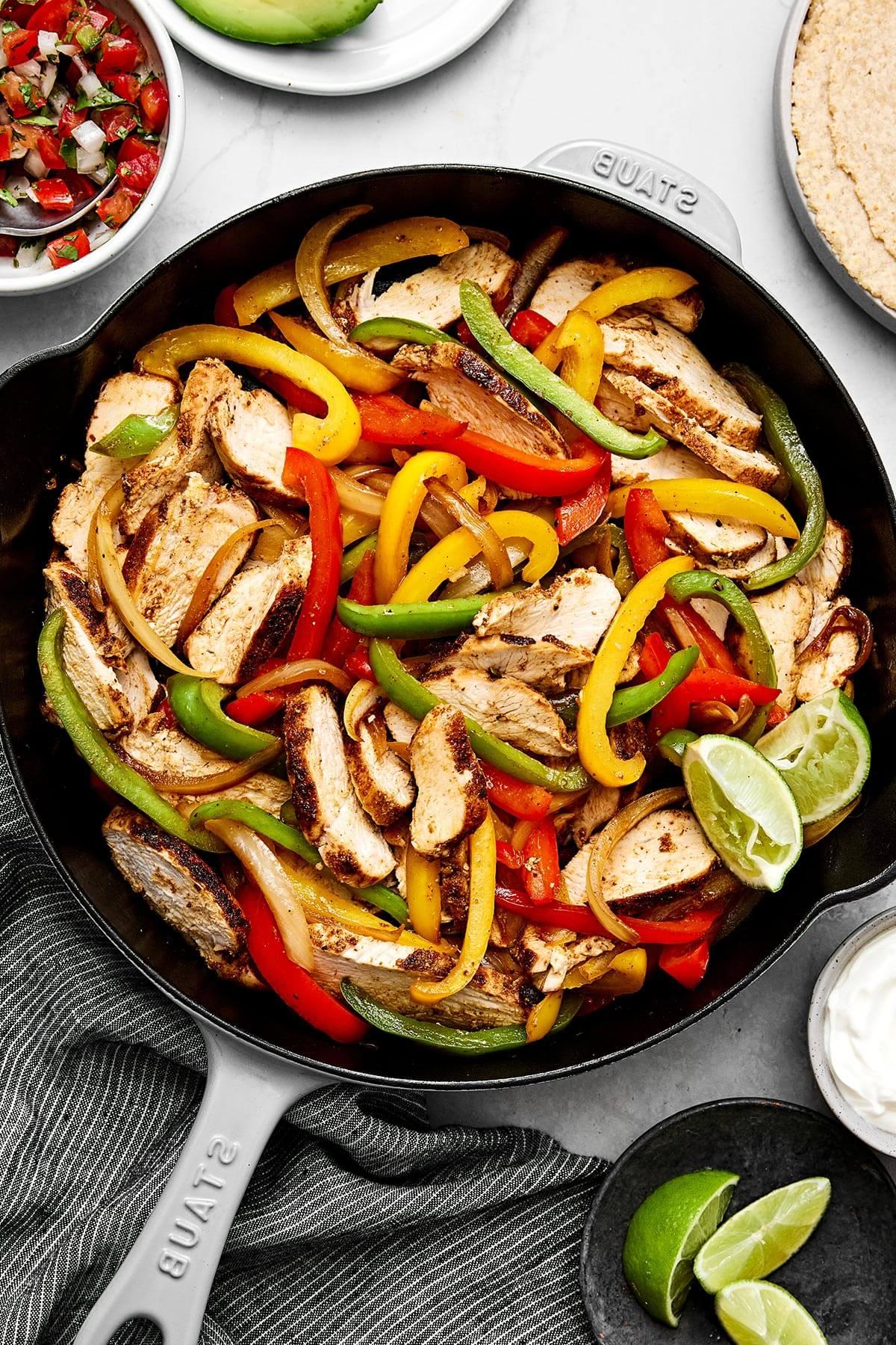 50+ Beste Einfache Abendessen Ideen 14 Eine Pfanne mit Hähnchen-Fajitas.
