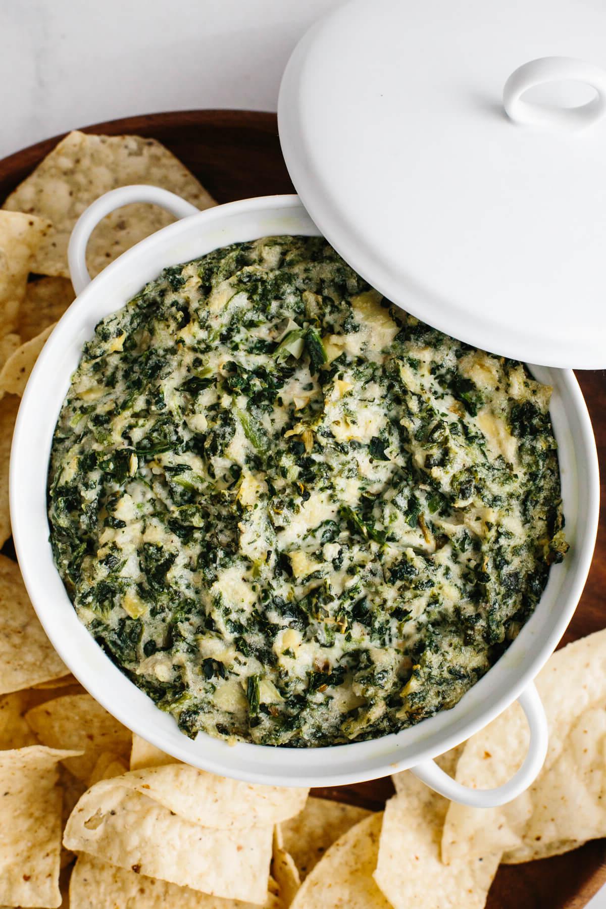 Über 40 Osterrezepte: Frisch, klassisch und einfach 14 Spinat-Artischocken-Dip in einer weißen Auflaufform.
