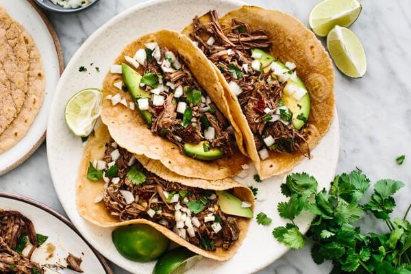 Fertige Barbacoa Tacos servieren.