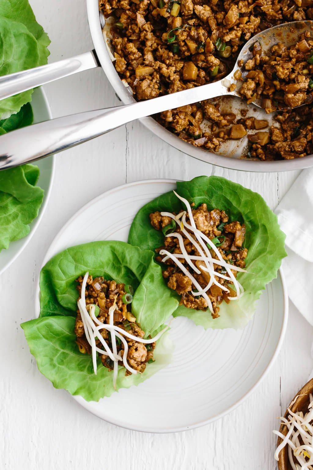 30 gesunde Rezepte in 30 Minuten oder weniger 14 Diese asiatischen Hähnchen-Salatwickel erinnern an PF Chang's Chicken Lettuce Wraps, sind aber glutenfrei, paleo und viel gesünder. Es ist ein Familienfavorit unter den Hähnchen-Abendessenrezepten.