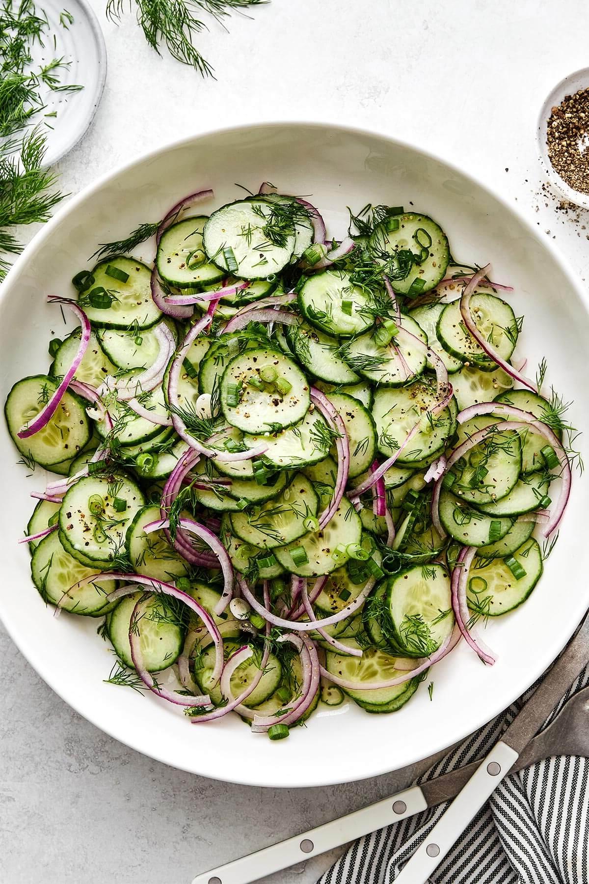 Über 30 festliche Rezepte zum 4. Juli 14 Einfacher Gurkensalat in einer Schüssel.