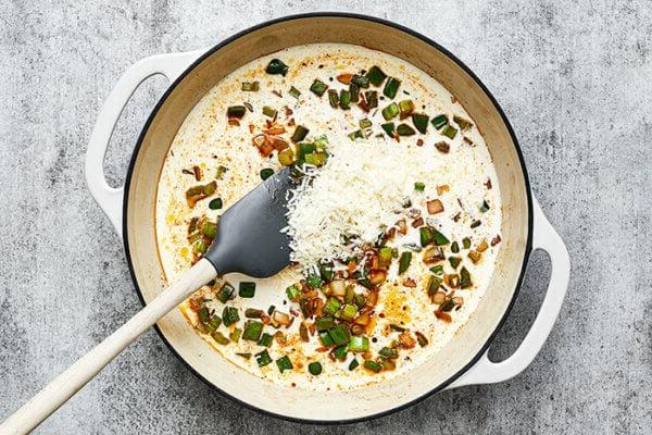 Cajun Hähnchensauce in einer weißen Pfanne kochen