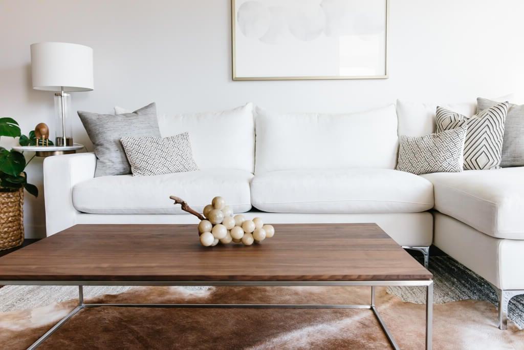 Tour durch mein modernes, minimalistisches Wohnzimmer. Mein Einrichtungsstil ist eine Mischung aus Minimalismus, Mid-Century Modern, Skandinavien und SoCal-Flair. Helle, offene Raumgestaltung mit Fokus auf Kunst und Gemütlichkeit.