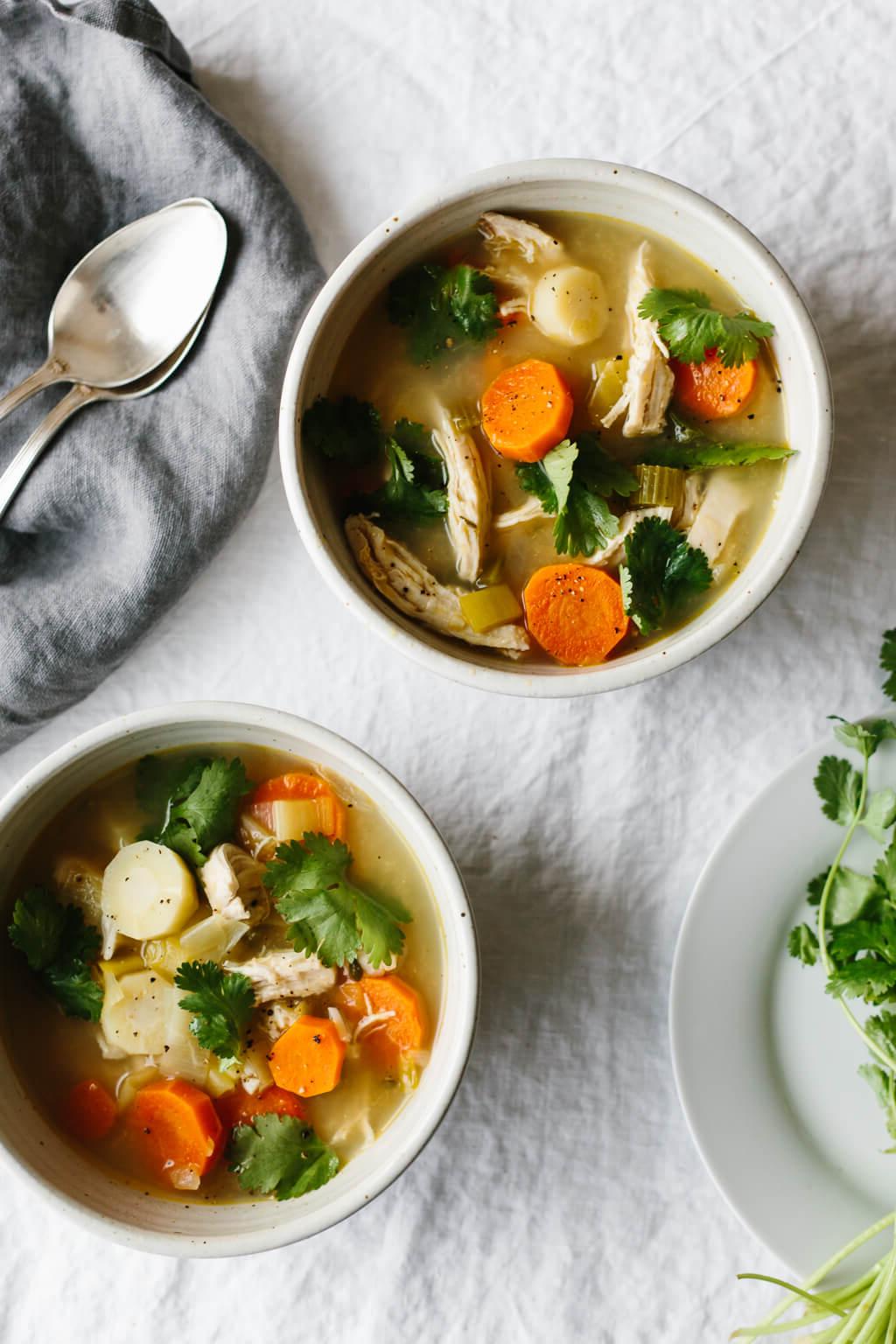 30 gesunde Rezepte in 30 Minuten oder weniger 15 Pochiertes Hähnchen und Gemüse ergeben eine nahrhafte, herzhafte, heilsame Suppe. Mit Karotten, Pastinaken, Sellerie, Lauch, Zwiebeln, Knoblauch und frischen Kräutern ist dies eine großartige Gemüsesuppe für kaltes Wetter.