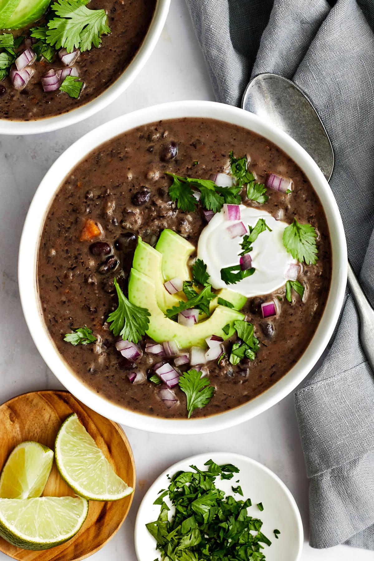 20+ Beste Suppenrezepte für Körper und Seele 15 Schwarze Bohnensuppe in einer Schale neben einer Serviette