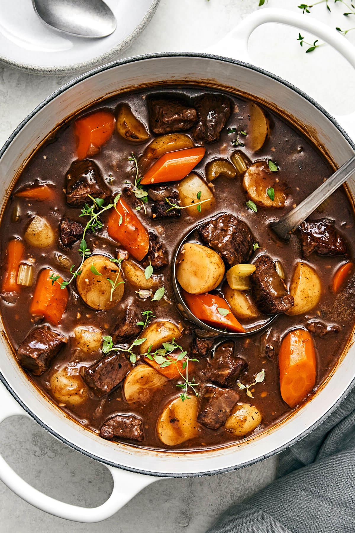 50+ Beste Einfache Abendessen Ideen 15 Rindergulasch in einem großen Topf