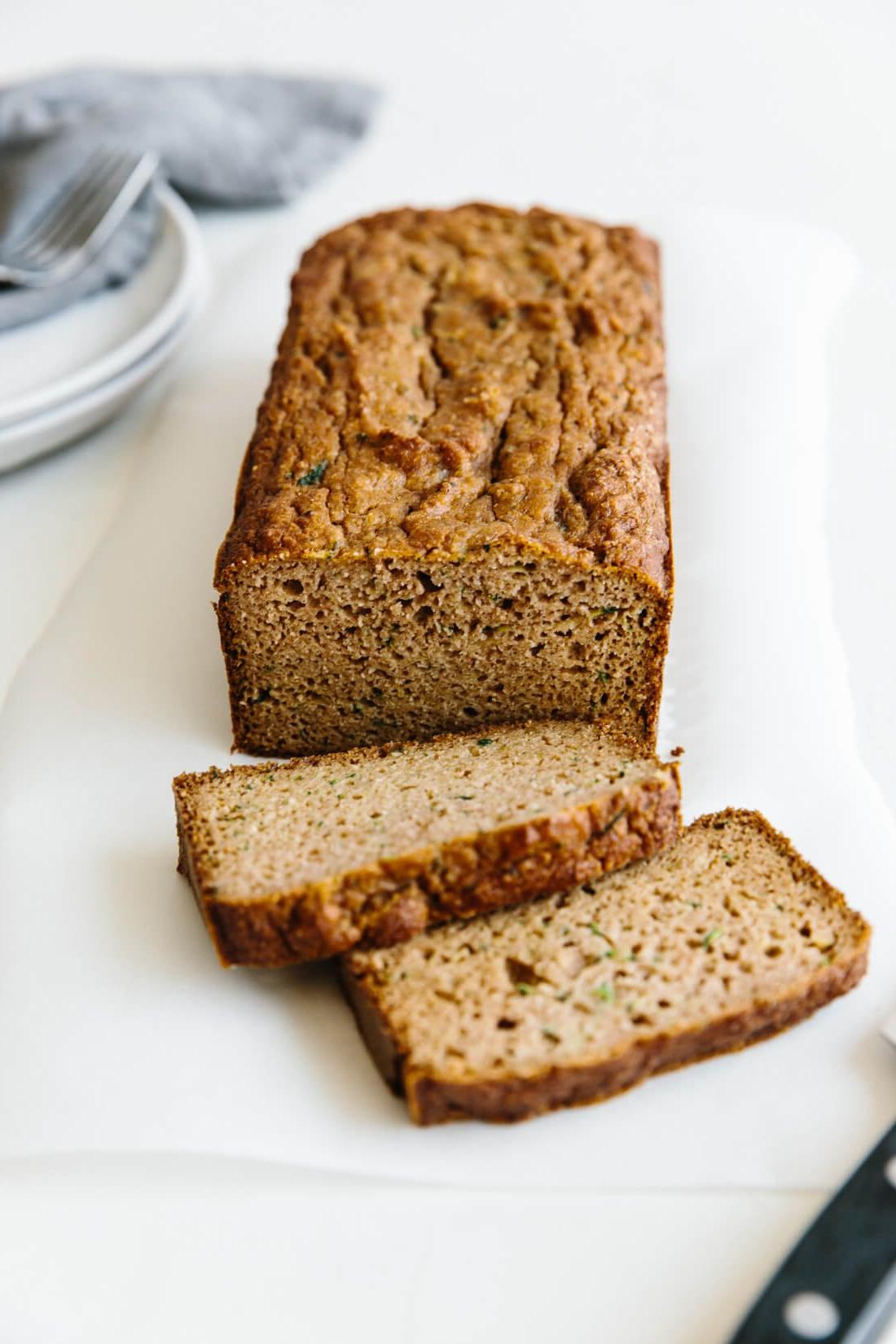 Über 20 beste Zucchini-Rezepte 15 Dieses super saftige Paleo-Zucchini-Brot-Rezept wird mit Mandelmehl, Tapiokamehl und Kokosmehl hergestellt. Es ist glutenfrei, getreidefrei, milchfrei und extrem lecker.