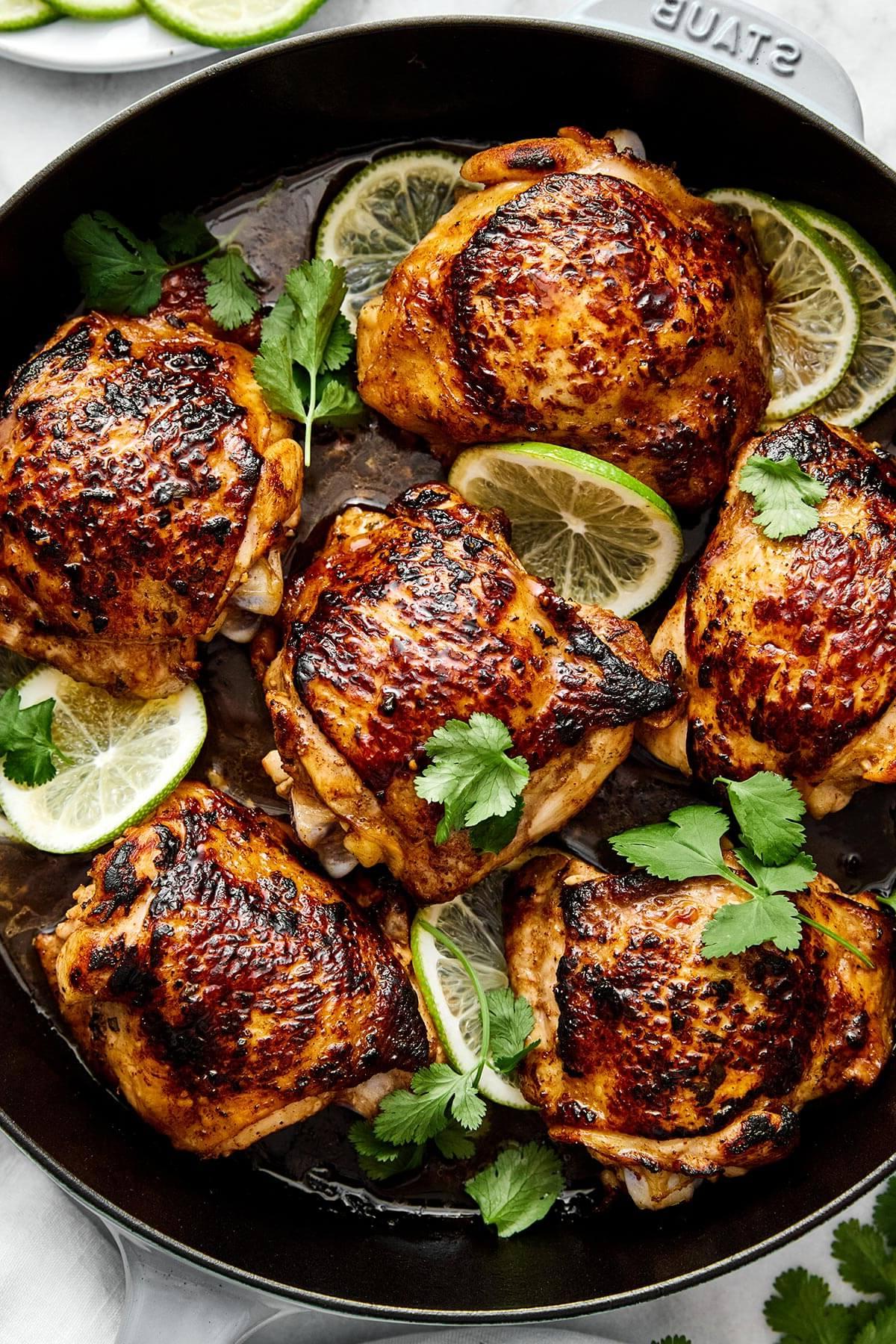 30+ Mexikanische Rezepte – Perfekt für den Cinco de Mayo 15 Eine Pfanne mit Koriander-Limetten-Hähnchenschenkeln.