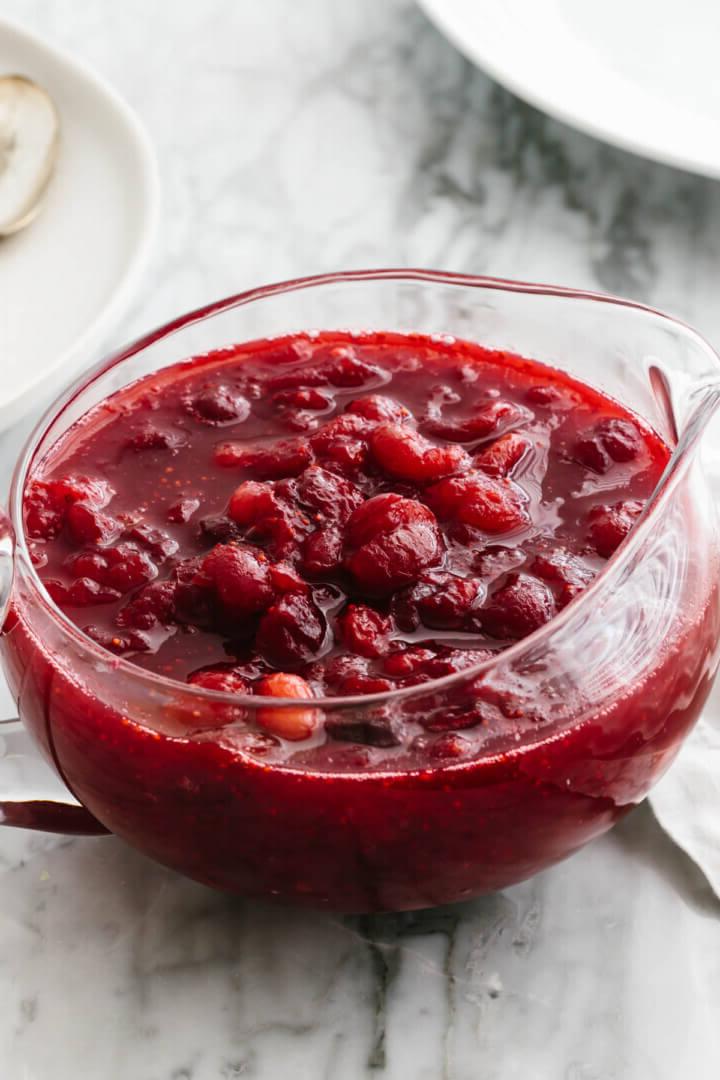 Thanksgiving Menü und Rezepte 11 Hausgemachte Cranberry-Sauce in einer Glasschale.