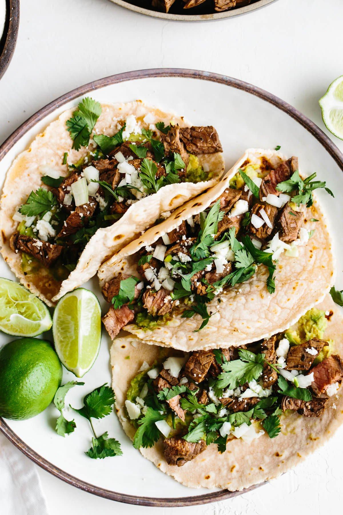30+ Mexikanische Rezepte – Perfekt für den Cinco de Mayo 16 Carne Asada Tacos auf einem Teller.