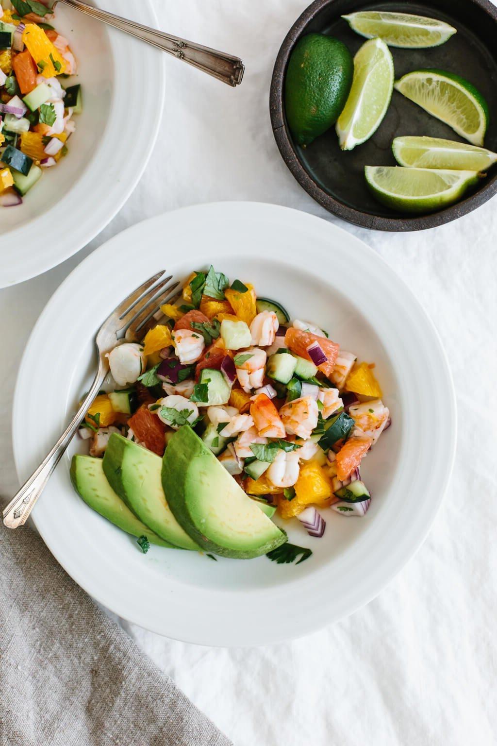 10+ beste Garnelenrezepte 16 Garnelen-Ceviche in einer weißen Schüssel und mit Avocado belegt.