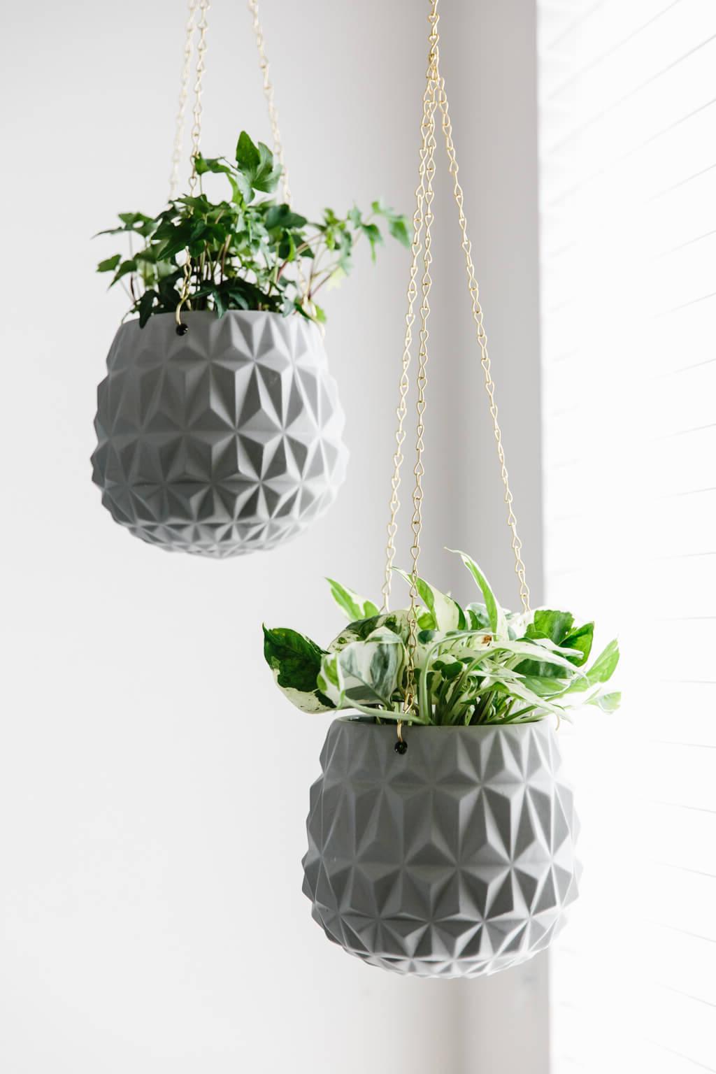 Mein modernes und minimalistisches Schlafzimmerdesign und -dekor. Mein Einrichtungsstil ist eine Mischung aus Minimalismus, Mid-Century Modern, Skandinavien und SoCal-Flair.