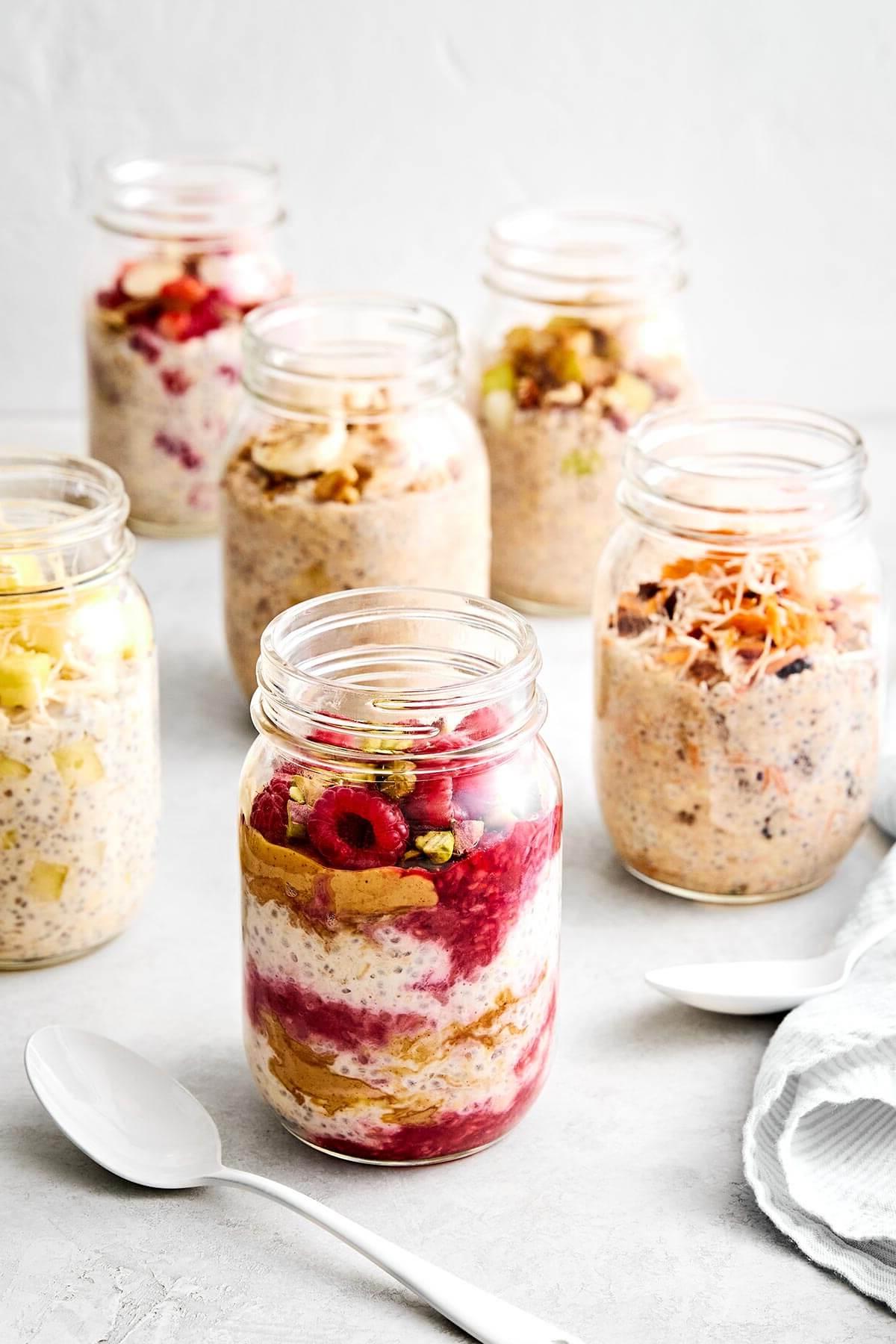 Die 60+ besten Mittelmeer-Diät-Rezepte 16 Gläser mit Overnight Oats.