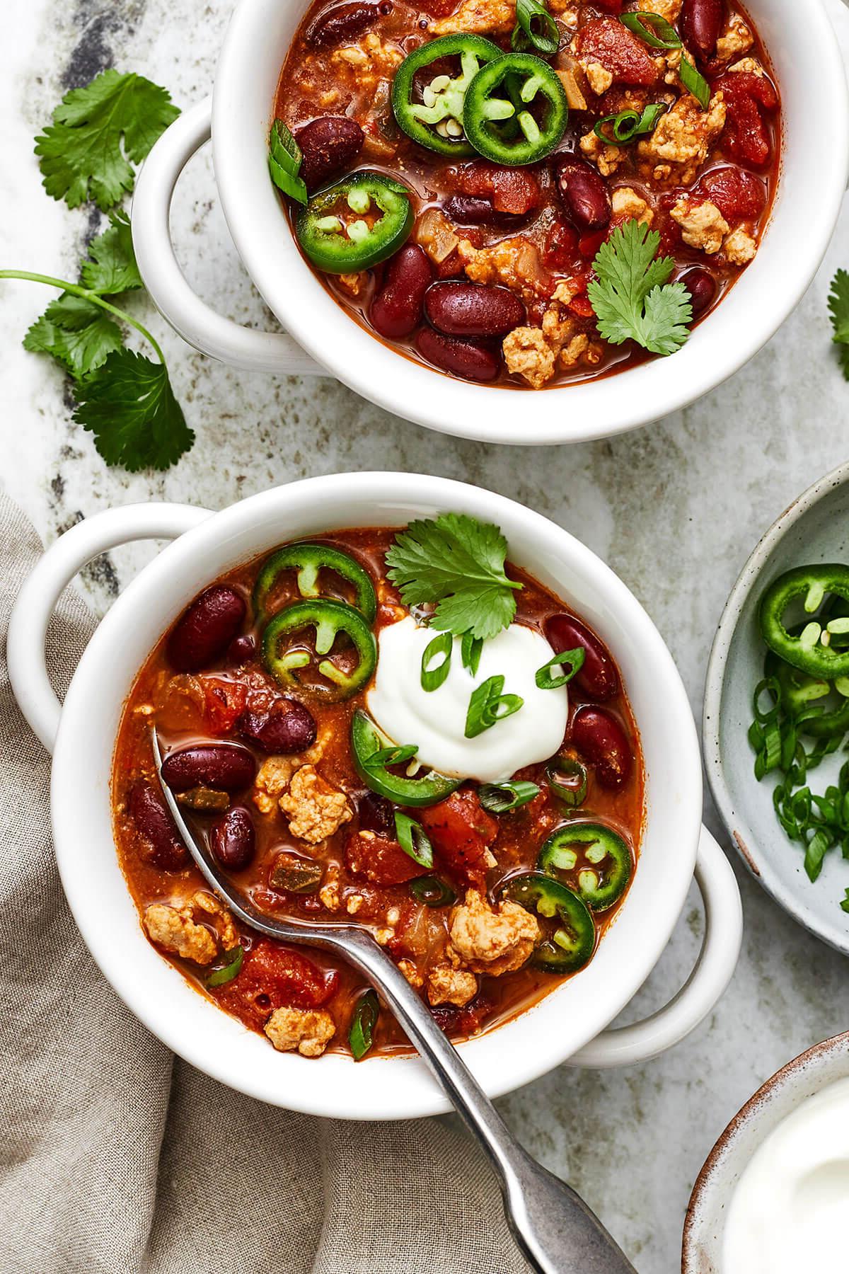 20+ Beste Suppenrezepte für Körper und Seele 17 Schalen mit Putenchili und einem Löffel
