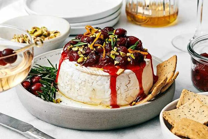 Gebackener Brie mit Preiselbeersauce und Pistazien.