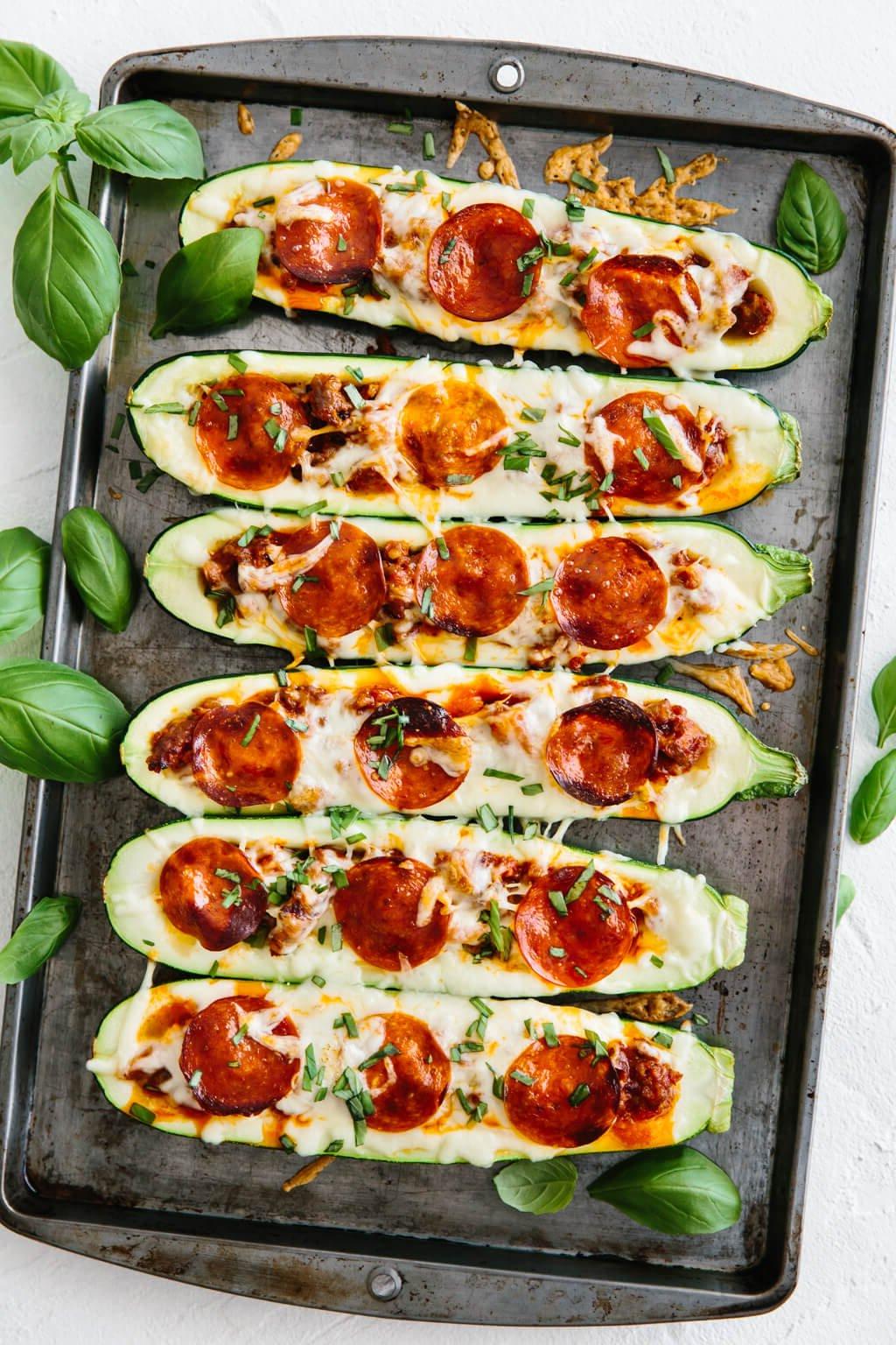50+ Beste Einfache Abendessen Ideen 17 Pizza-gefüllte Zucchini auf einem Backblech.