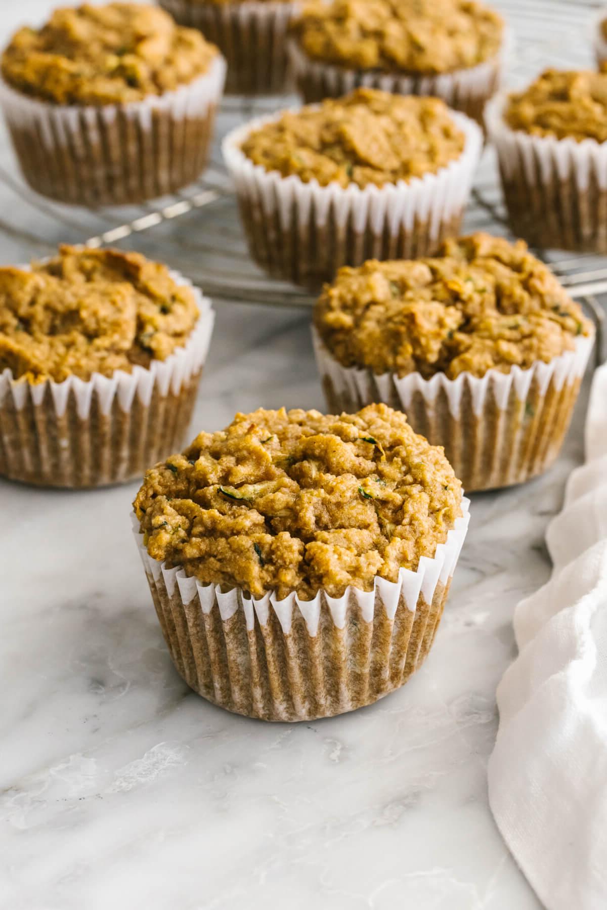 Über 20 beste Zucchini-Rezepte 17 Zucchini-Muffins auf einem Tisch verteilt