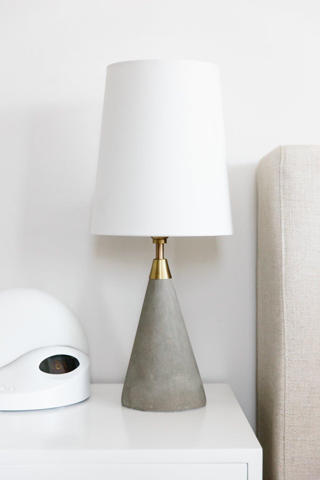 Mein modernes und minimalistisches Schlafzimmerdesign und -dekor. Mein Einrichtungsstil ist eine Mischung aus Minimalismus, Mid-Century Modern, Skandinavien und SoCal-Flair.