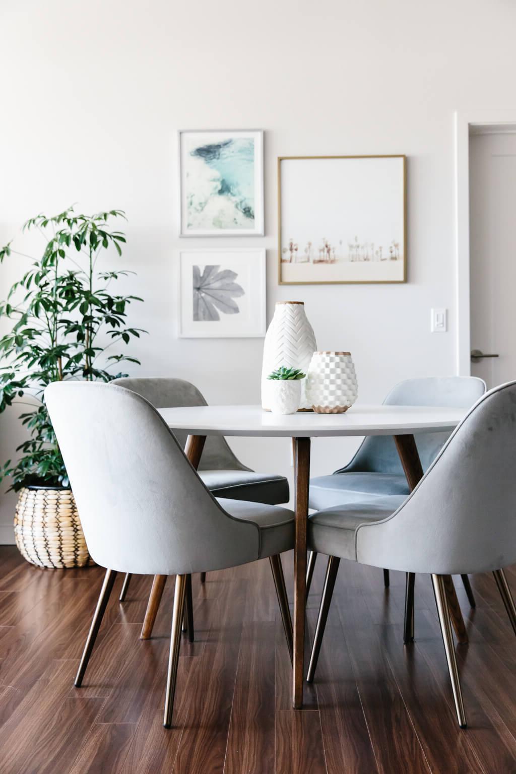 Tour durch mein modernes, minimalistisches Wohnzimmer. Mein Einrichtungsstil ist eine Mischung aus Minimalismus, Mid-Century Modern, Skandinavien und SoCal-Flair. Helle, offene Raumgestaltung mit Kiwi-Vogel Dekoration.