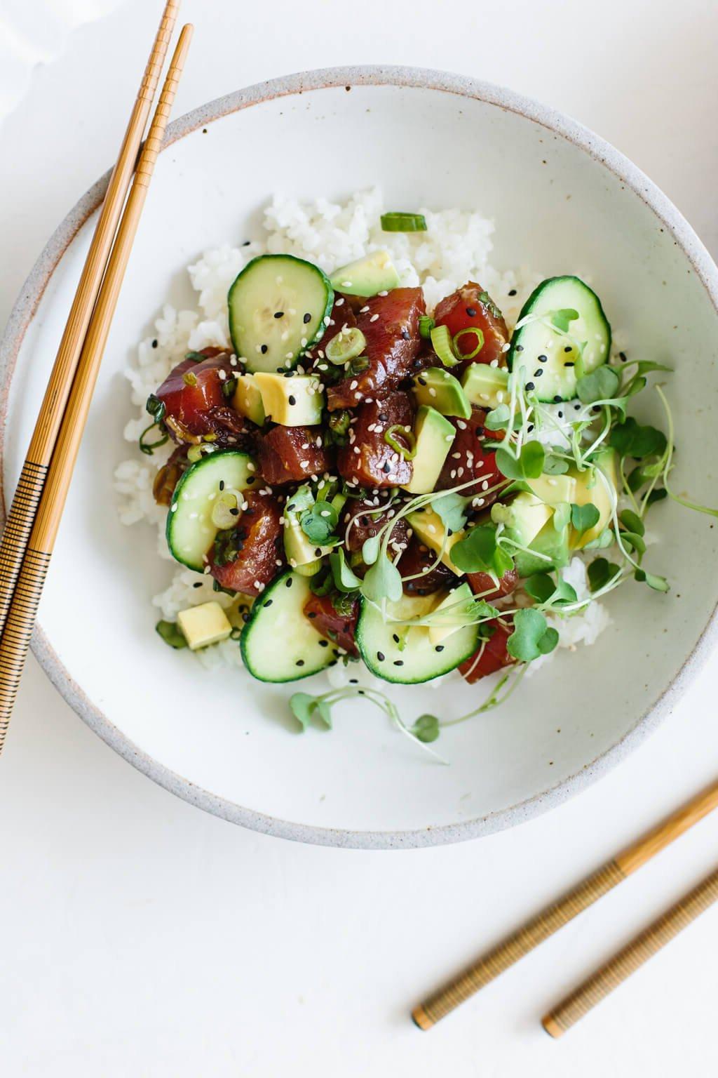 30 gesunde Rezepte in 30 Minuten oder weniger 17 Ahi-Thunfisch-Poke in einer weißen Schüssel mit Essstäbchen.