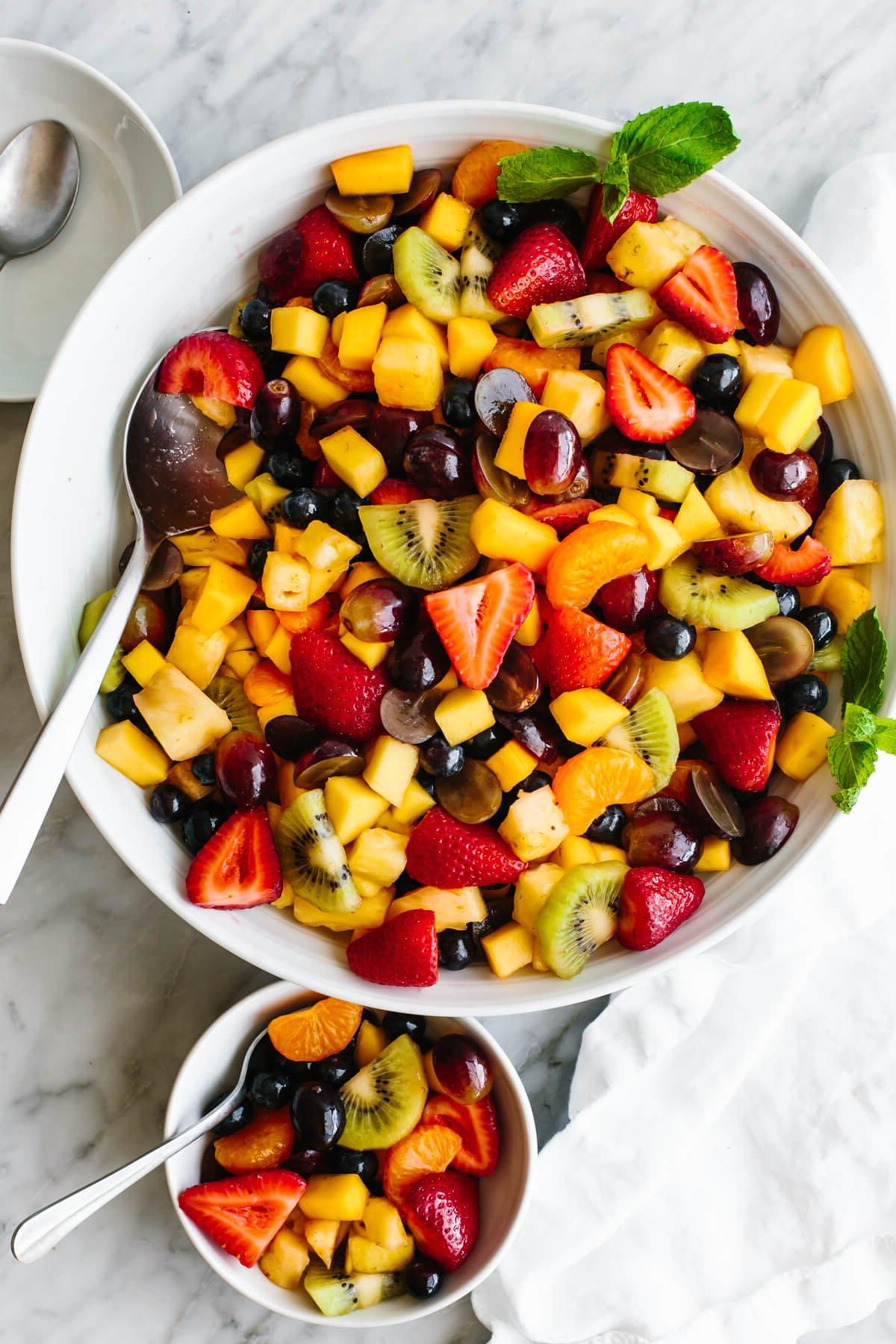 Über 30 festliche Rezepte zum 4. Juli 17 Eine große weiße Schüssel mit klassischem Obstsalat.