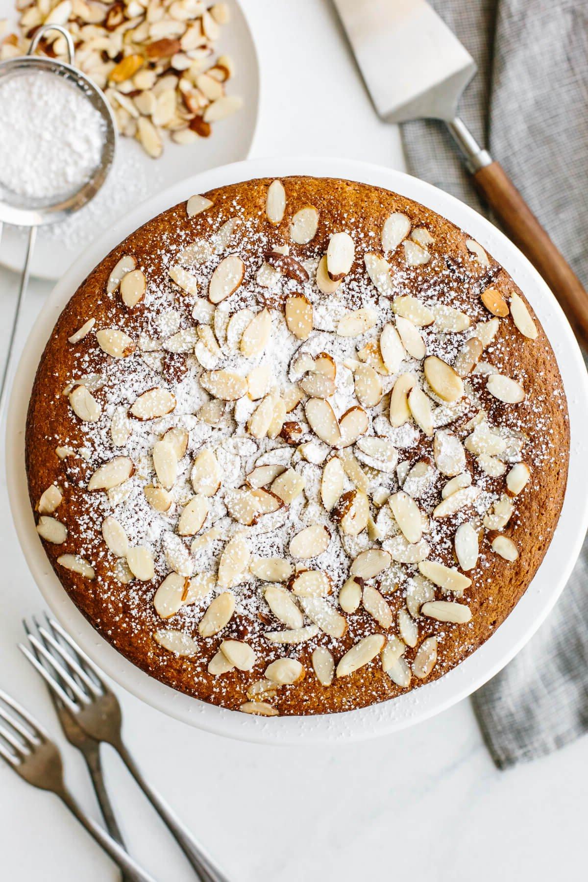 Thanksgiving Menü und Rezepte 13 Mandeltorte auf einem Tortenständer