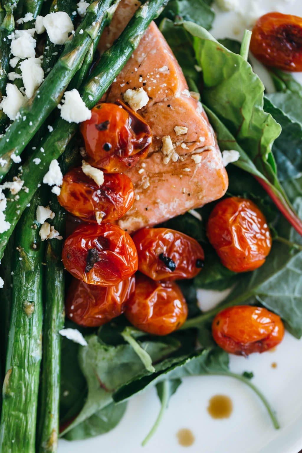 Die 20+ besten Lachsrezepte 17 (glutenfrei, paleo) Lachs-Spargel-Salat mit gebratenen Tomaten.
