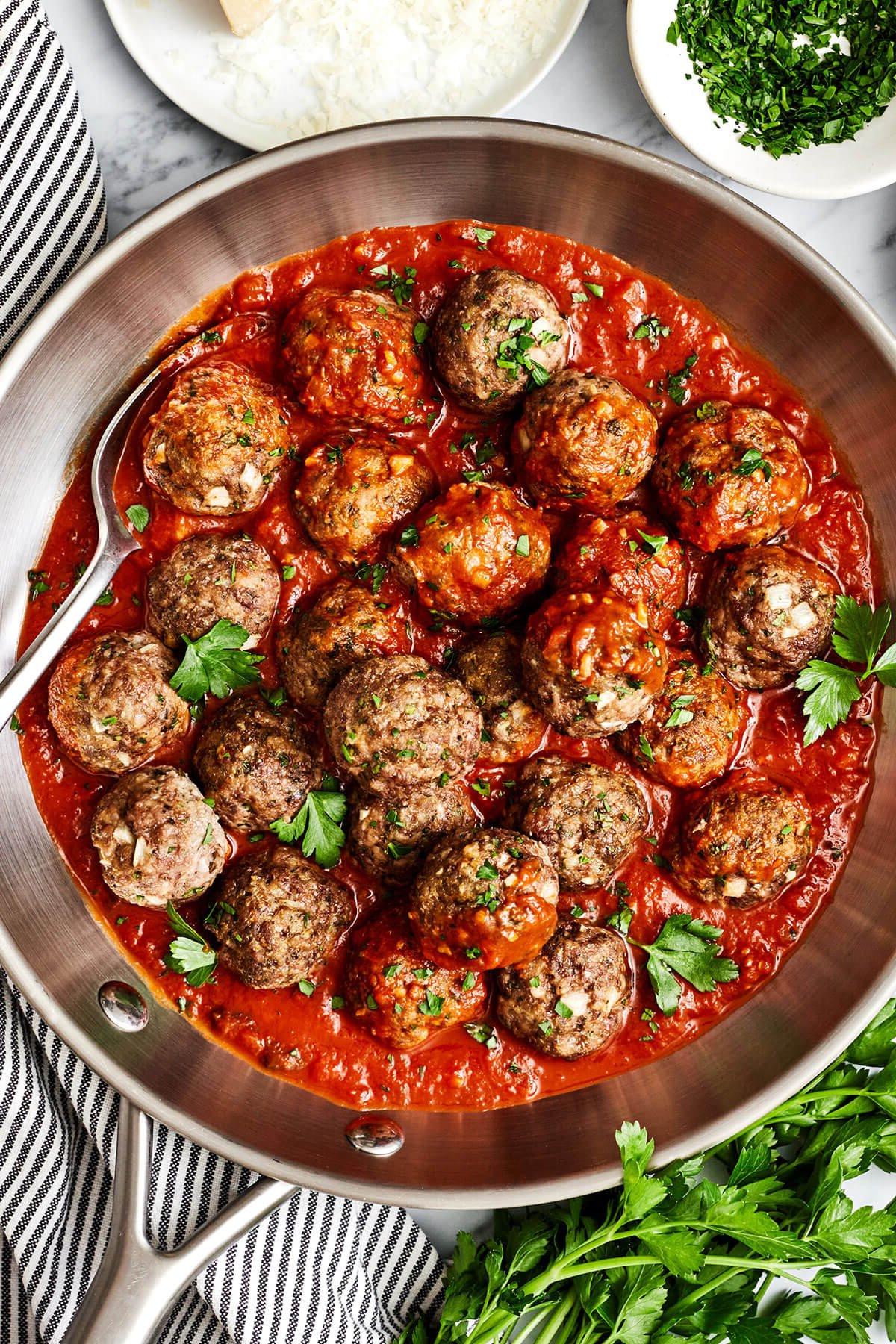 50+ Beste Einfache Abendessen Ideen 18 Gebackene Fleischbällchen in Marinara-Sauce in einer Pfanne