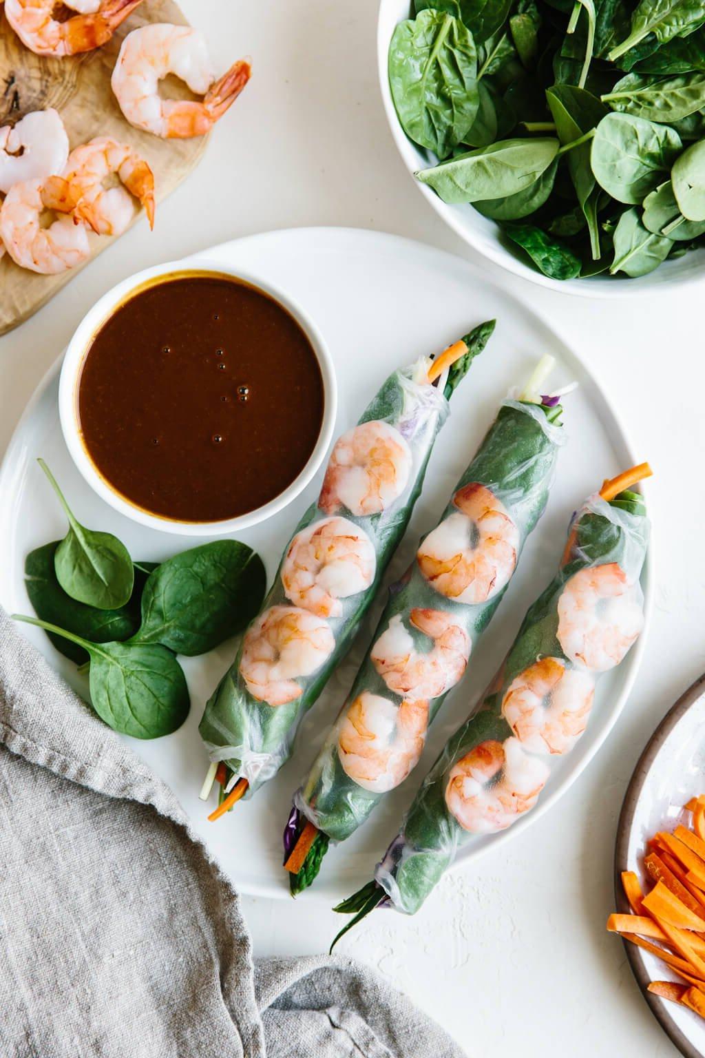10+ beste Garnelenrezepte 18 Drei vietnamesische Frühlingsrollen auf einem Teller.