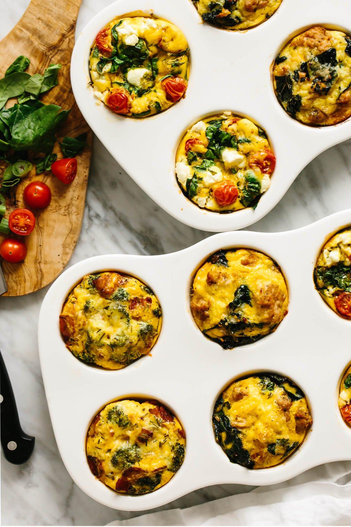 Die 60+ besten Mittelmeer-Diät-Rezepte 18 Eine Auswahl an Eier-Muffins auf einem Tisch.