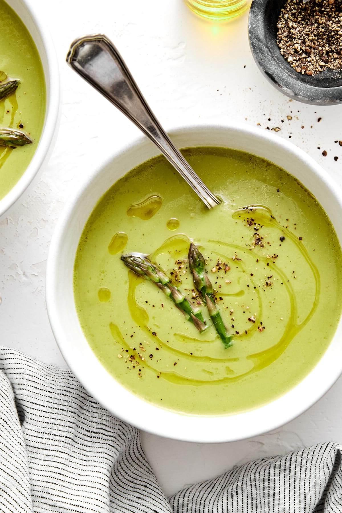 20+ Beste Suppenrezepte für Körper und Seele 19 Eine Schale Spargelsuppe.