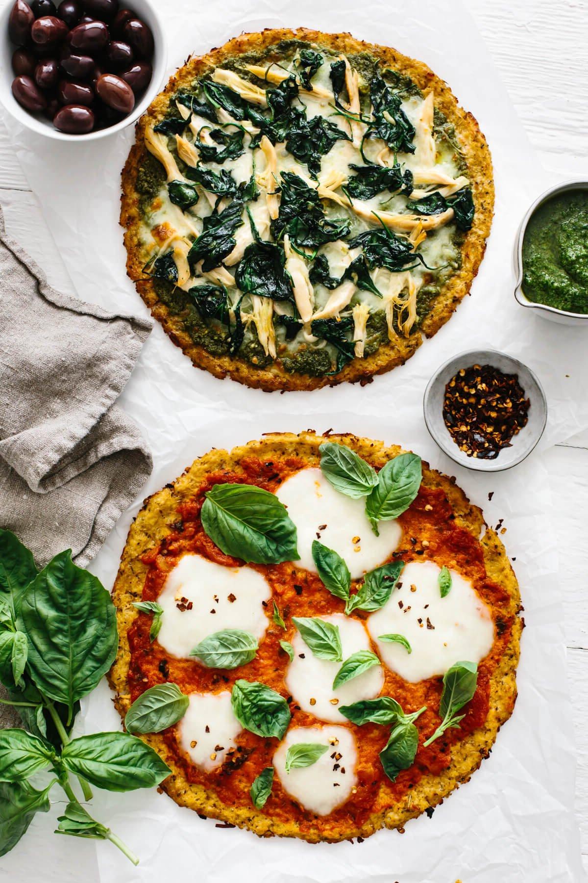 50+ Beste Einfache Abendessen Ideen 19 Zwei gekochte Blumenkohlpizzen.