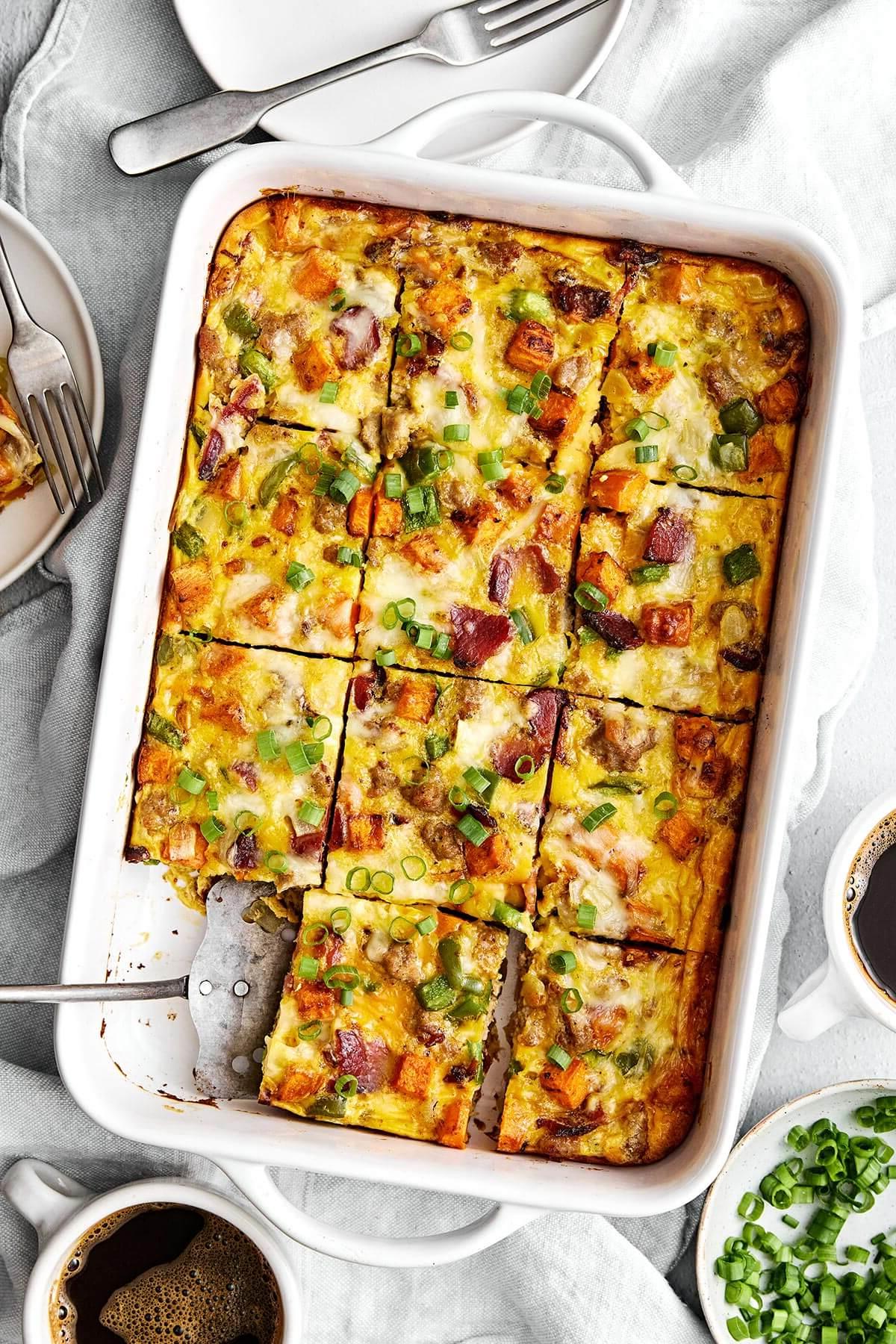 Über 40 Osterrezepte: Frisch, klassisch und einfach 19 Eine Backform mit Frühstücksauflauf.