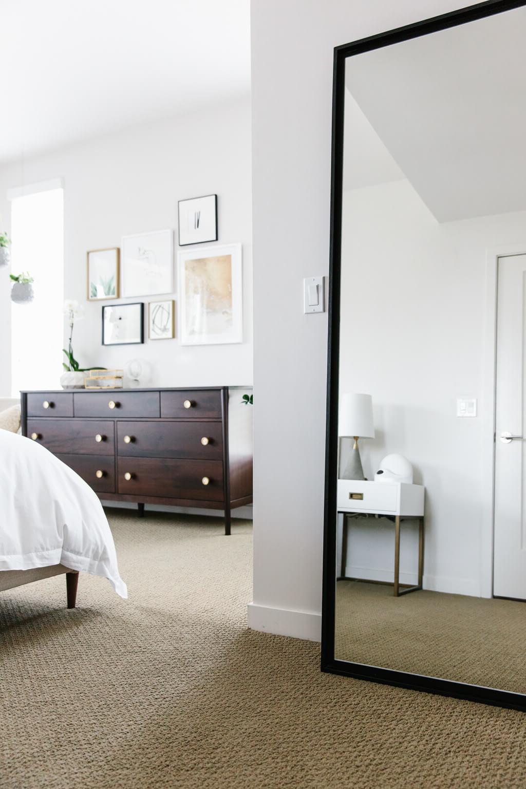 Mein modernes und minimalistisches Schlafzimmerdesign und -dekor. Mein Einrichtungsstil ist eine Mischung aus Minimalismus, Mid-Century Modern, Skandinavien und SoCal-Flair.