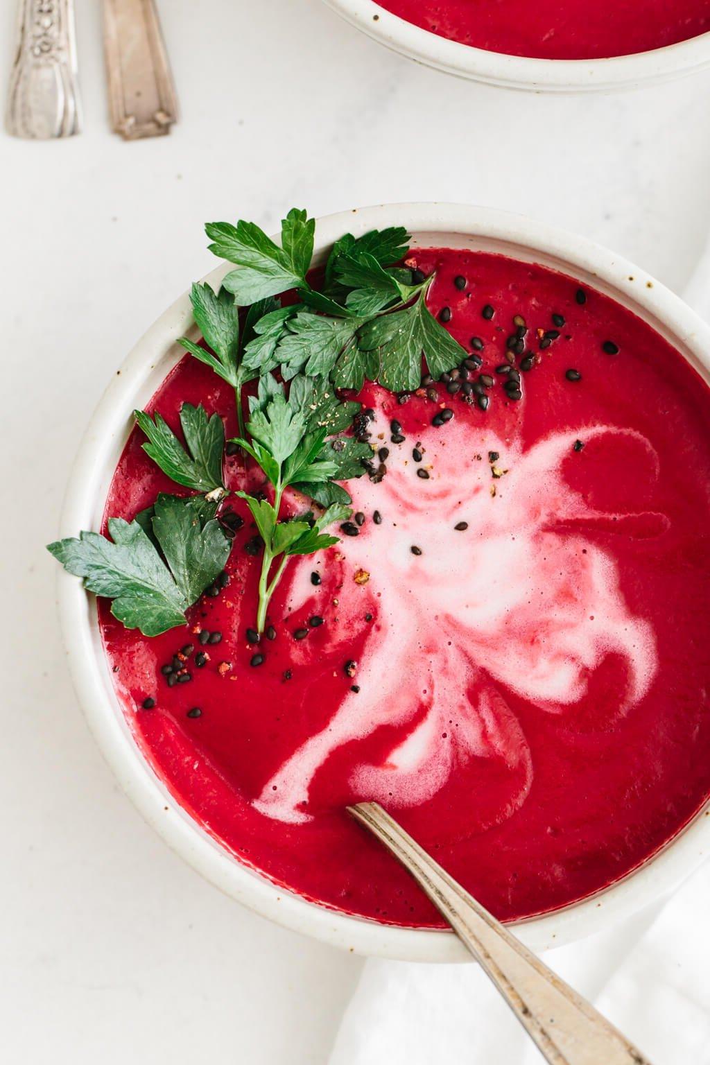 Über 50 einfache Whole30 Abendessen-Rezepte 19 Rote Bete Suppe garniert mit Petersilie in einer Schüssel.