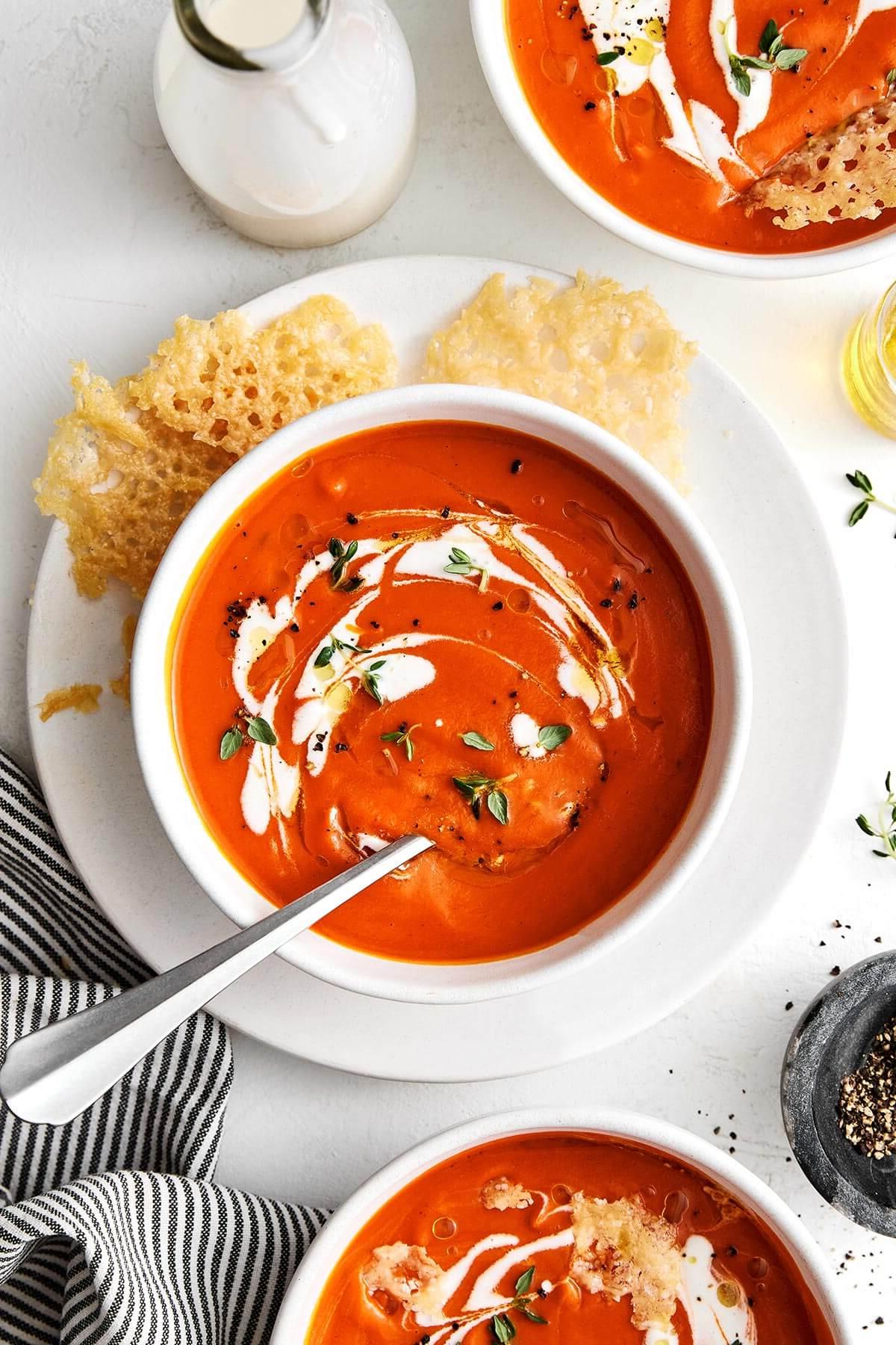 20+ Beste Suppenrezepte für Körper und Seele 20 Schalen mit Tomatensuppe.