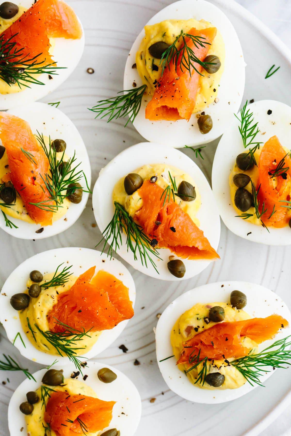 Die 20+ besten Lachsrezepte 19 Deviled Eggs mit geräuchertem Lachs auf einem Teller.