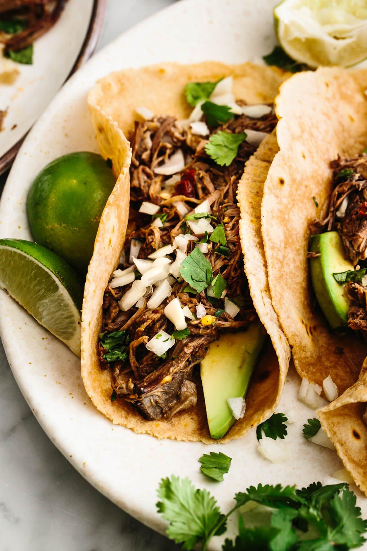 30+ Mexikanische Rezepte – Perfekt für den Cinco de Mayo 20 Ein Teller mit Rindfleisch-Barbacoa-Tacos.
