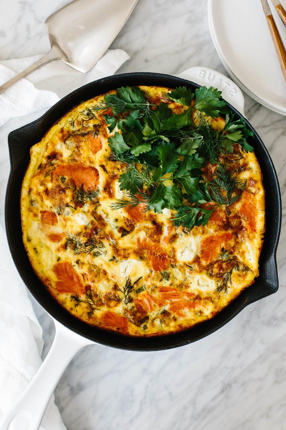 Die 60+ besten Mittelmeer-Diät-Rezepte 20 Rezept für geräucherten Lachs-Frittata in einer Pfanne.